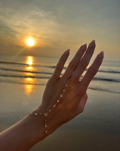 The Aurelia hand chain