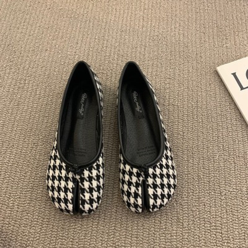 Split Toe Trotter Flat-soled Shoes