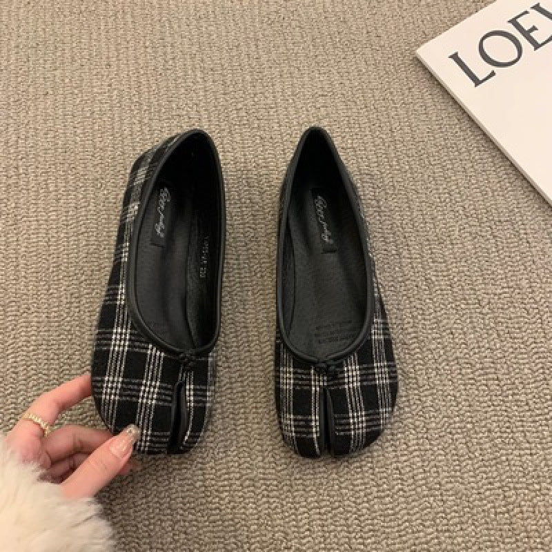 Split Toe Trotter Flat-soled Shoes