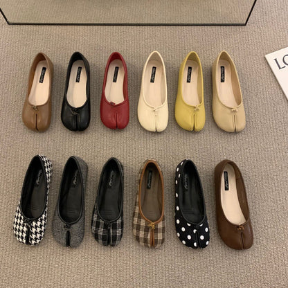 Split Toe Trotter Flat-soled Shoes